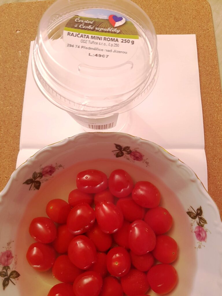 Čištění zeleniny - rajčata (1)